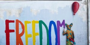 Ci stanno rubando i colori? Dal grigio globale alla ribellione cromatica dell’arte e della vita quotidiana