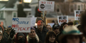 Usa: agente ICE uccide donna a Minneapolis. Mons. Hebda, “serve una riforma significativa dell’immigrazione”