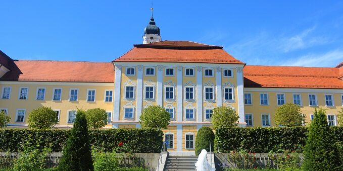 Enigmi, libri, rosari e ragnatele. Il monastero di Roggenburg quest’anno celebra i 900 anni di vita e lo fa in maniera originale