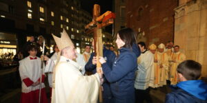 Olimpiadi Milano-Cortina 2026: mons. Delpini accoglie la croce degli sportivi, “il corpo parla, non riduciamolo a una macchina da sfruttare”