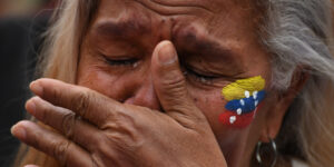 Venezuela, dopo l’attacco Usa la vita sospesa di Caracas. I venezuelani chiedono “People first”