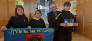 L’abbraccio del card. Zuppi a un prigioniero ucraino liberato. Consegnati oltre 6mila nomi