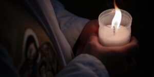 Regno Unito, crescono i battesimi di giovani adulti e l’interesse religioso della generazione Z