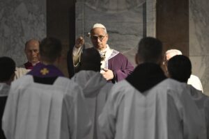 Le ceneri di Leone XIV: “sentire il peso di un mondo che brucia”