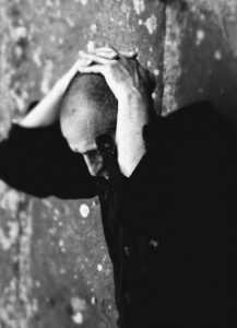 Percuotendo, in cadenza. Lo spettacolo di Giovanni Lindo Ferretti