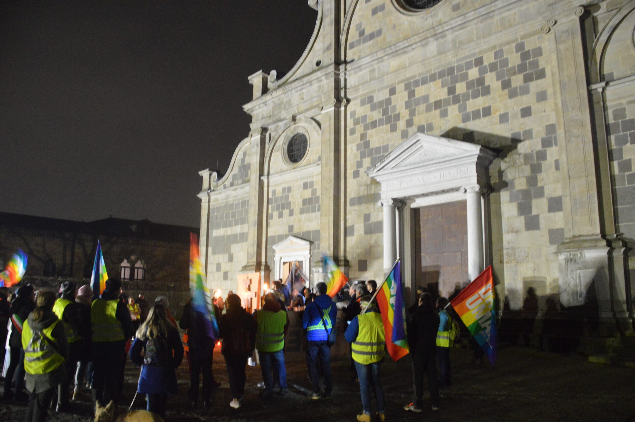 «Il coraggio della pace spetta anche a noi»: fiaccolata all’abbazia di Praglia