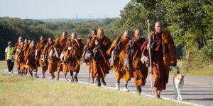 Negli Usa monaci in strada per la pace. E qui?