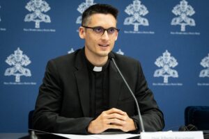 Milano, don Alberto Ravagnani sospende il ministero presbiterale