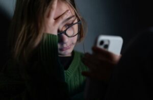 Safer Internet Day. Terre des Hommes e Scomodo: “Per il 66% dei ragazzi web luogo di violenza. Revenge porn e cyberbullismo tra i principali pericoli”