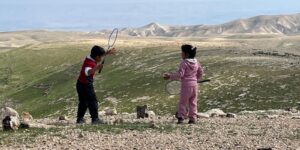 Cisgiordania. Khan al-Ahmar, la gita nel deserto dei bambini beduini. Suor Garcia (comboniana), “la missione si costruisce nel quotidiano”