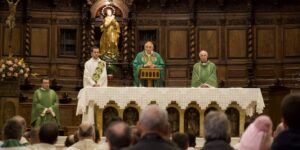 Azione Cattolica: card. Zuppi, “il mondo ha fame”. “Una fame che chiede un pane di pace”