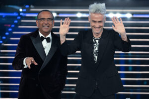 Sanremo 2026. Serata cover tra festa e riflessione. Schettini ai giovani: “Progettate la vita”