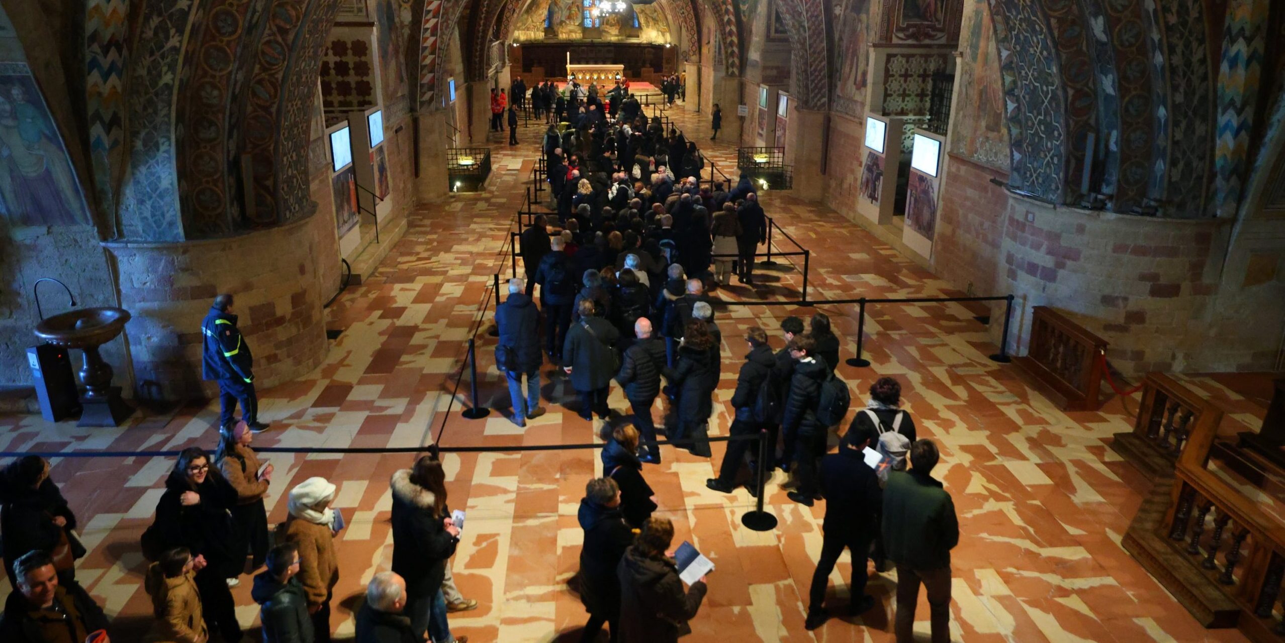 San Francesco: Assisi, da ieri la venerazione delle spoglie mortali. Fra Cesareo (Sacro Convento), “migliaia di persone, in un clima di raccoglimento e gioia”
