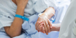 Fine vita. Don Mensuali (Pav): “Lo Stato dovrebbe accompagnare, non offrire la morte come risposta alla sofferenza”