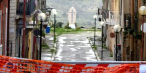 Frana a Niscemi. Quando la terra si spacca, crolla anche il mondo interiore: il trauma invisibile degli sfollati nelle parole di M. Beatrice Toro