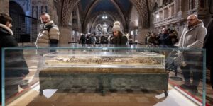 Ostensione di san Francesco. Mons. Accrocca: “Assisi è tra Kiev e Gaza, la lezione di Francesco sia un ponte per la pace”