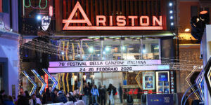 Sanremo 2026: via al Festival, città in festa tra busker, green carpet e attesa per Big e giovani