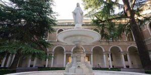 «La vita è la realizzazione del sogno della giovinezza»: fotografie, lettere e la testimonianza di don Carraro