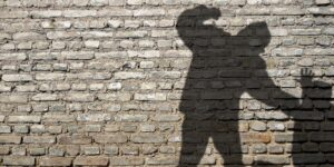 Adolescenti violenti. Fiasco: “Favorire la socialità e smontare una narrazione funerea e nichilista”