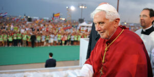 Benedetto XVI: mons. Tondato, “una mostra per conoscere la sua umanità”