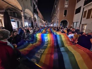 Passi silenziosi perché le parole sono consumate. In migliaia a Padova in cammino per la pace