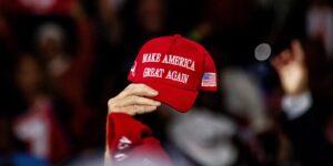 Europa e Stati Uniti. Il destino del cappellino rosso