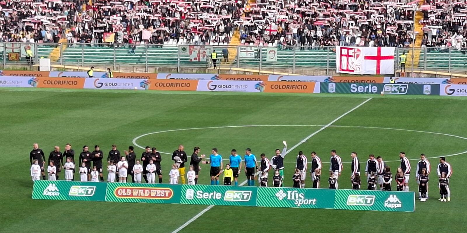 Le squadre all'ingresso in campo
