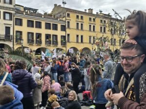 Dalla parte di chi subisce la guerra. La Festa delle Palme con il vescovo Claudio