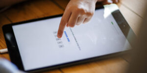 Verifica dell’età online, la California tenta una svolta per proteggere davvero i minori nelle piattaforme digitali