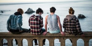 Una generazione in bilico tra diseguaglianze e possibilità: ecco il rapporto giovani 2026