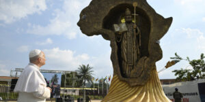 Papa in Africa: la fede che resiste nelle case. Oggi incontro con le famiglie