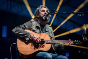 Canzoni sul saper vivere ad uso delle nuove generazioni: Omar Pedrini a teatro a Cassola