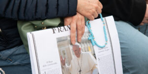 Papa Francesco: i media vaticani commemorano Bergoglio. Mattarella sull’Osservatore e un testo inedito