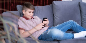 Divieto social e smartphone per minori. Pellai: “Il limite è fondamentale, ma per farlo rispettare serve una legge”