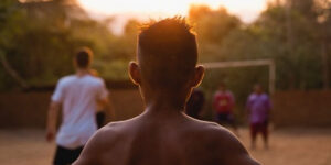 Come si può sostenere un bambino straniero o figlio di migranti che vive tra due culture senza sentirsi pienamente a casa in nessuna?