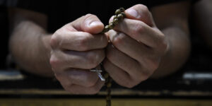 Veglia per la pace: vescovi Argentina rilanciano l’appello di Leone XIV, “fine dei conflitti e dialogo autentico tra le nazioni”