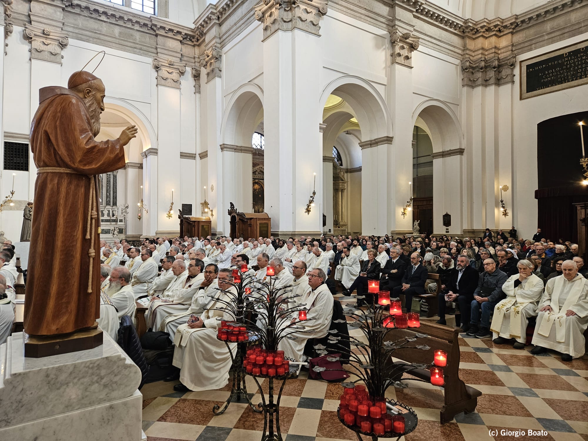 Giovedì Santo, il vescovo Cipolla alla Messa del Crisma: «Non vinceranno i potenti, ma il Vangelo»