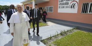 Papa in Africa: gli anziani tra i fragili del continente