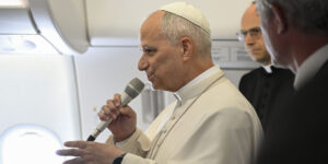 Papa Leone XIV sul volo di ritorno dall’Africa: “Non posso essere a favore della guerra, condanno la pena di morte”