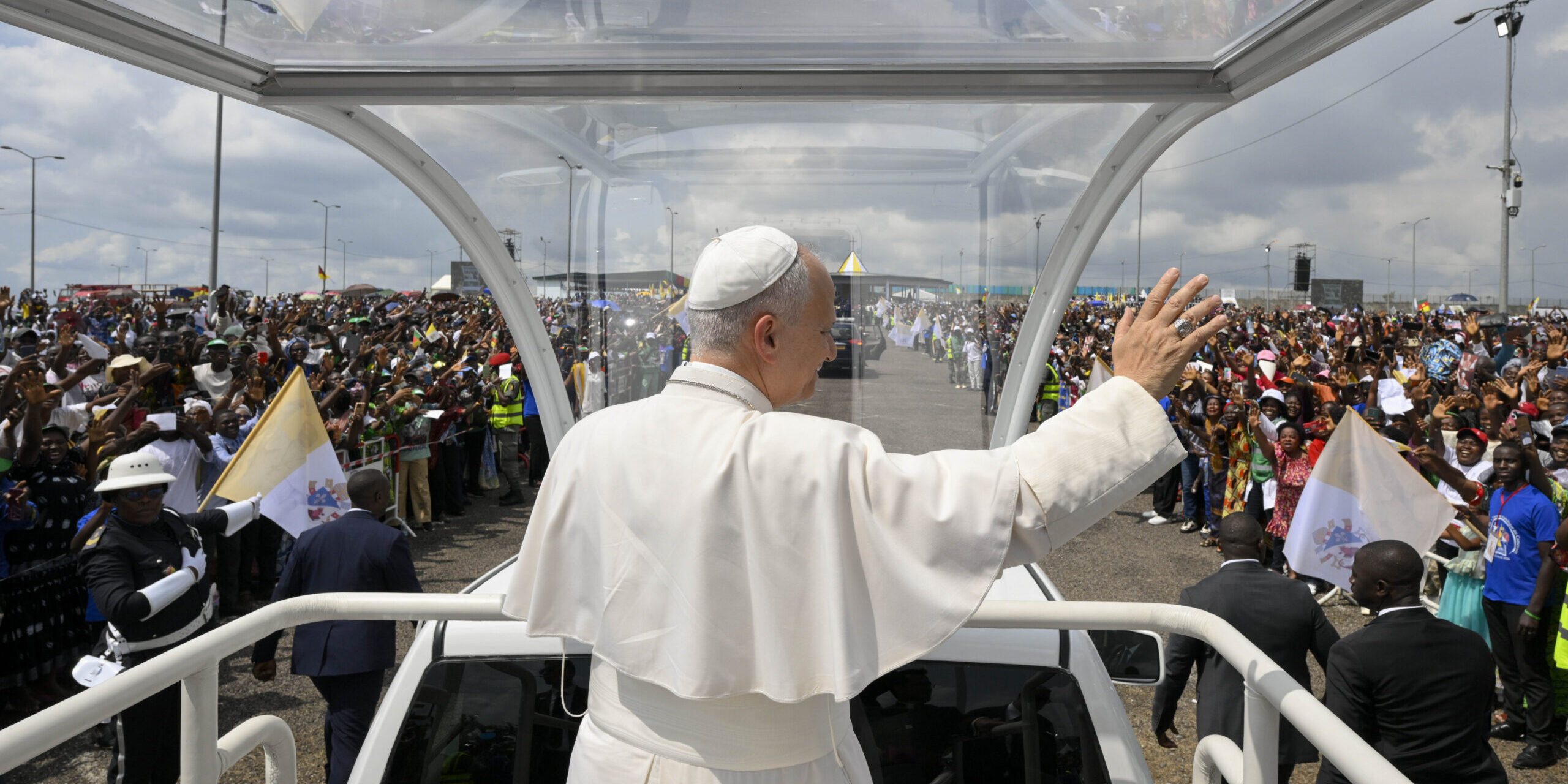 Papa in Camerun: “guai a chi usa il nome di Dio per i propri obiettivi”