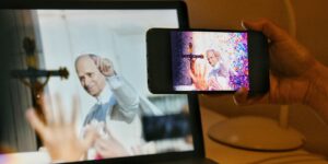 “Abitare a Babele”. Quando lo smartphone diventa il nuovo idolo e l’intelligenza artificiale si veste di sacro