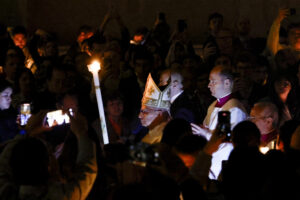 Leone XIV: Veglia di Pasqua, “non lasciamoci paralizzare dalla guerra”, “crescano nel mondo concordia e pace”
