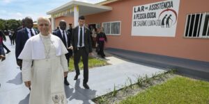 Papa in Angola: a casa di accoglienza per anziani, “la cura delle persone fragili è un segno molto importante della qualità della vita sociale”