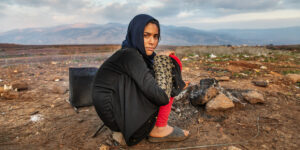 Le ciabatte abbandonate di un’infanzia perduta nelle foto di Andrea Signori