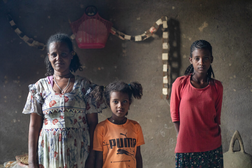 Mamma e figlie nel campo profughi della scuola di Adwa