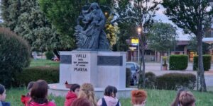Valli di Chioggia. I ragazzi in preghiera con Maria