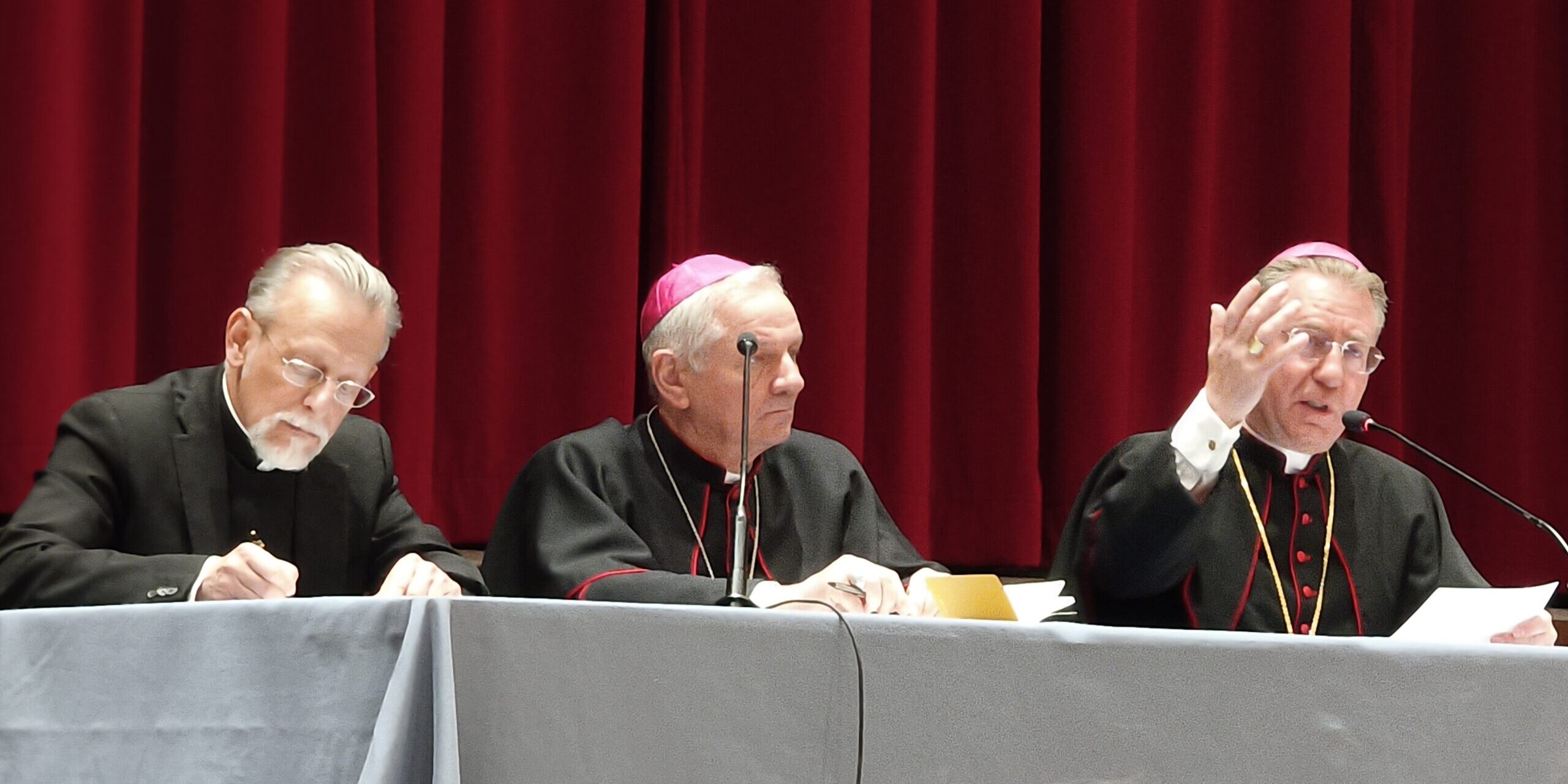 «Siate umili» per la Chiesa. L’incontro di Mons. Aurelio García Macías con i ministri straordinari della comunione