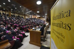 Prima enciclica sull’intelligenza artificiale: “L’IA va disarmata”. Dal Vaticano al co-fondatore di Anthropic
