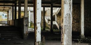 Una distesa di capannoni abbandonati. Le conseguenze della de-industrializzazione