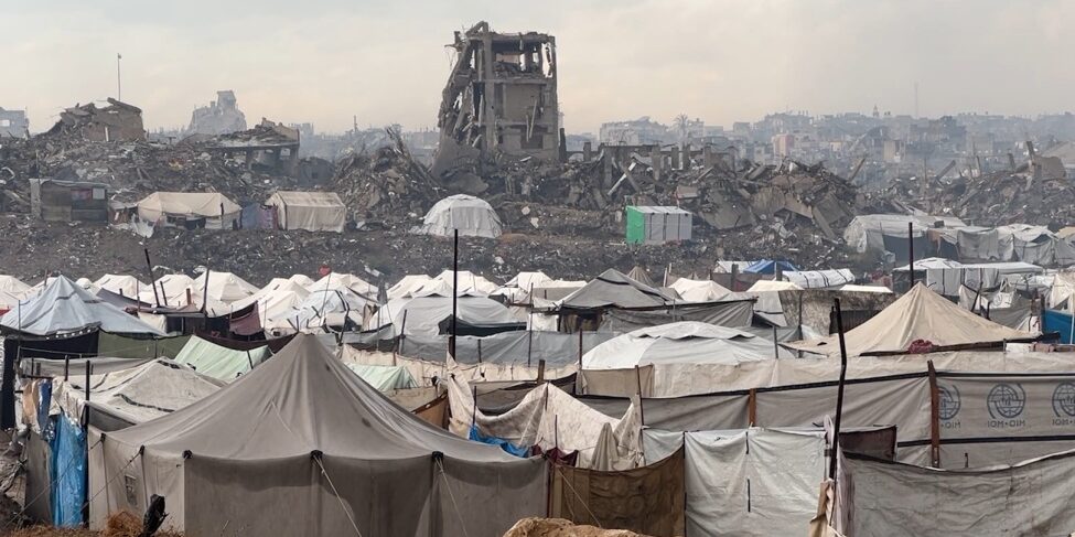 Striscia di Gaza: Romanelli (parroco), “Grazie Papa Leone! Qui si continua a morire. Servono aiuti, manca l’acqua”